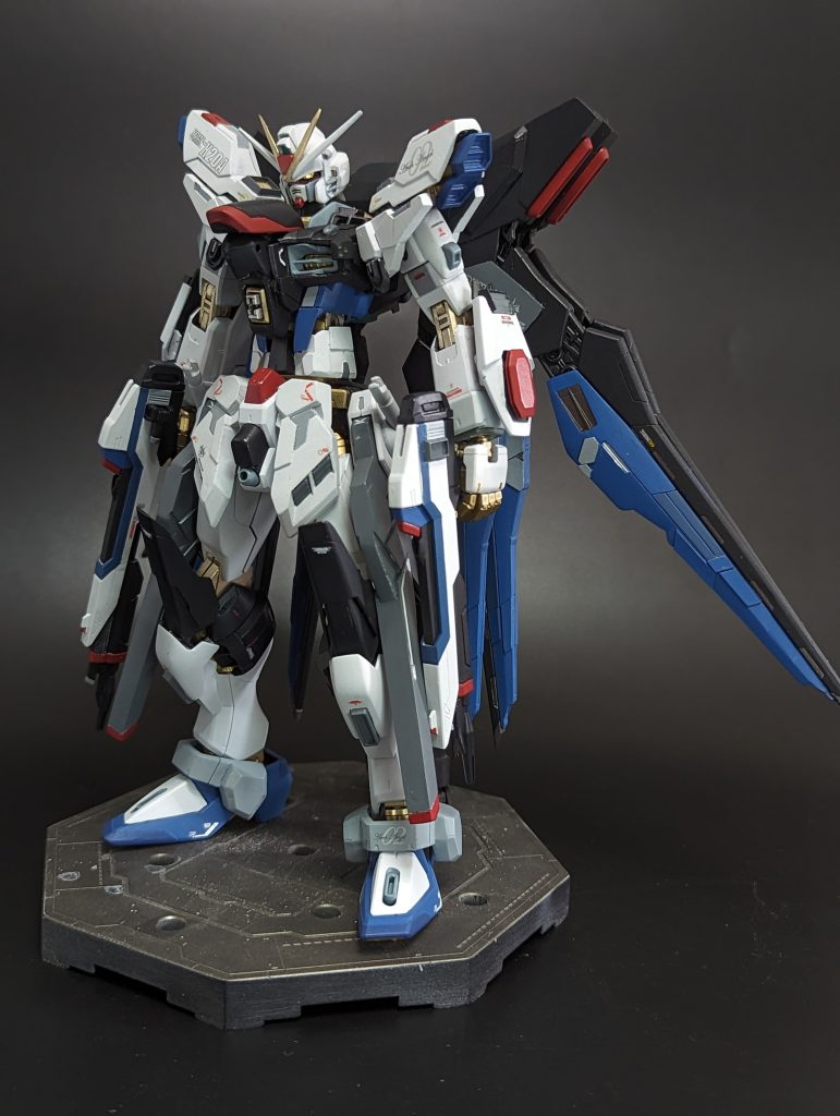 全体下半身にインフィニットジャスティスを使用してるのでかなりスラッとした体型に