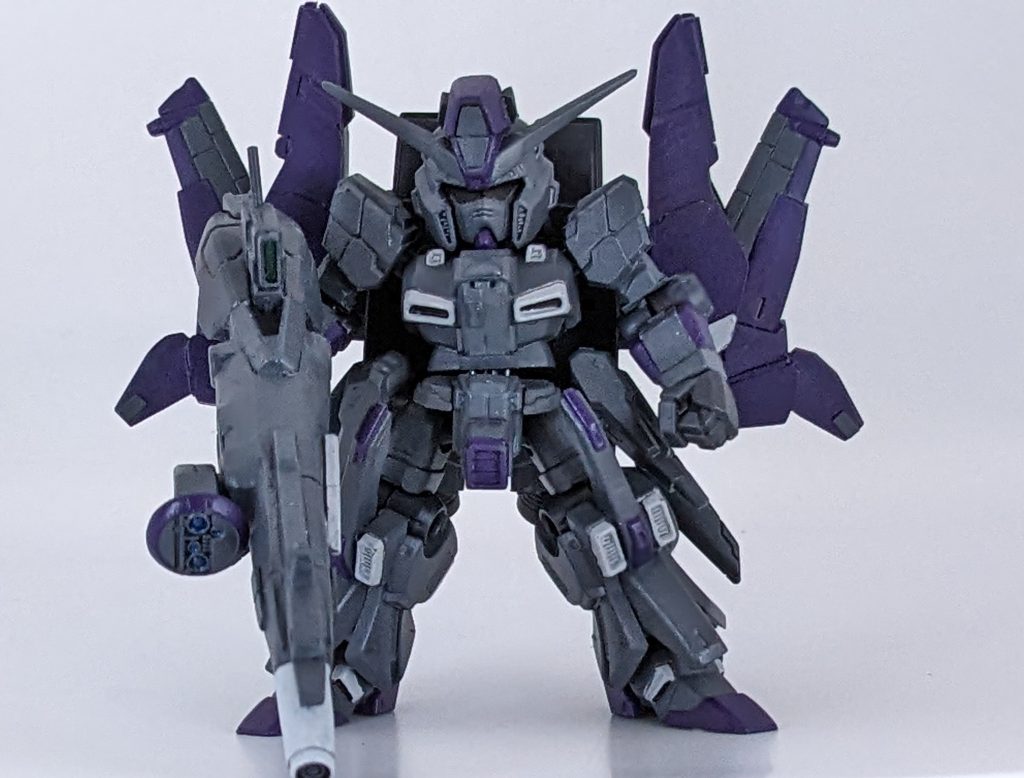 正面。本体はほとんどグレーでゼータプラスのようなカラーリングが特徴です!ベースグレーをエアブラシで吹いてからシタデルカラーの筆塗りで塗装しています。ハイパーメガカノンはZZのダブルビームライフルを軸にしてパテやプラ材で再現していますが、完全再現とはいかず…😅