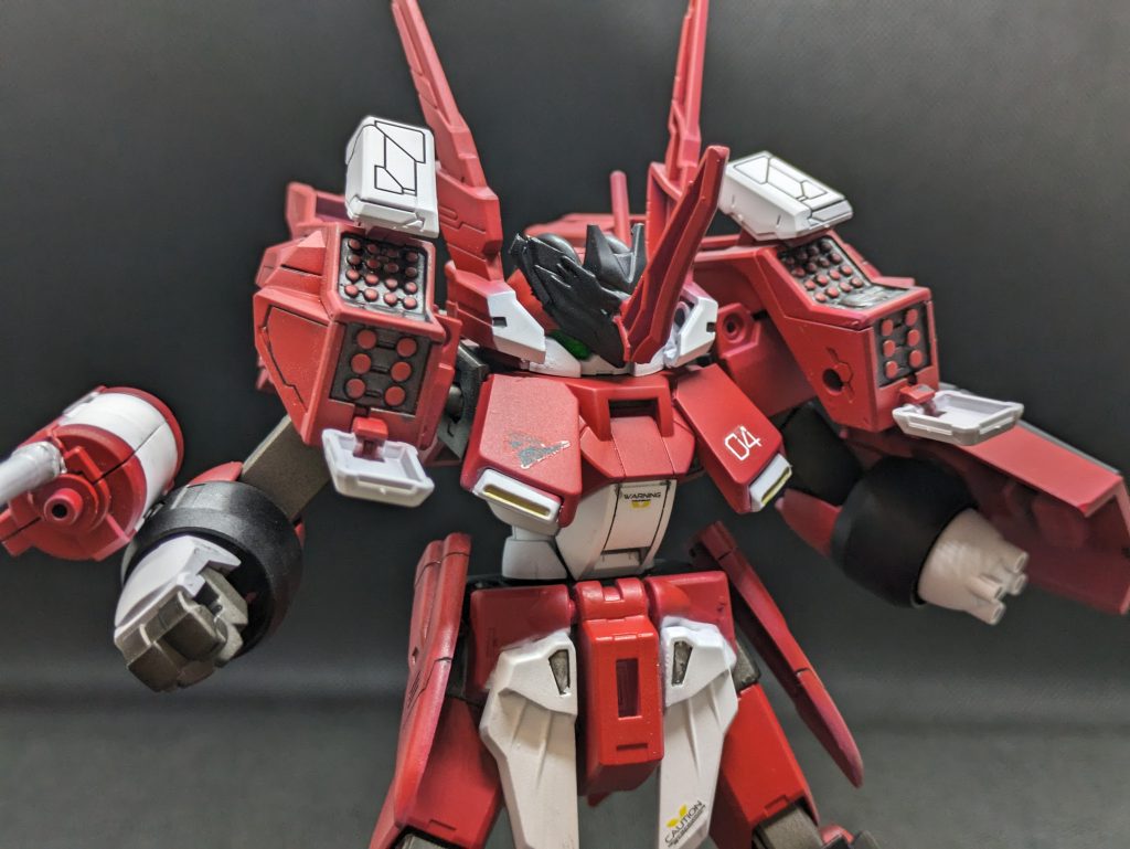 クレイモアミサイル　肩部に搭載するミサイルで威力は高いが射程は短く宇宙では使用できない。