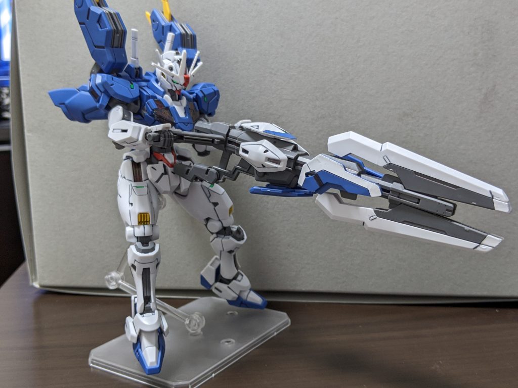 両手持ち角度によってはあまり格好よくない気もしましたが、横目から見るととても良い…ただこの武装にするために盾のパーツ付け替えるのはちと面倒w