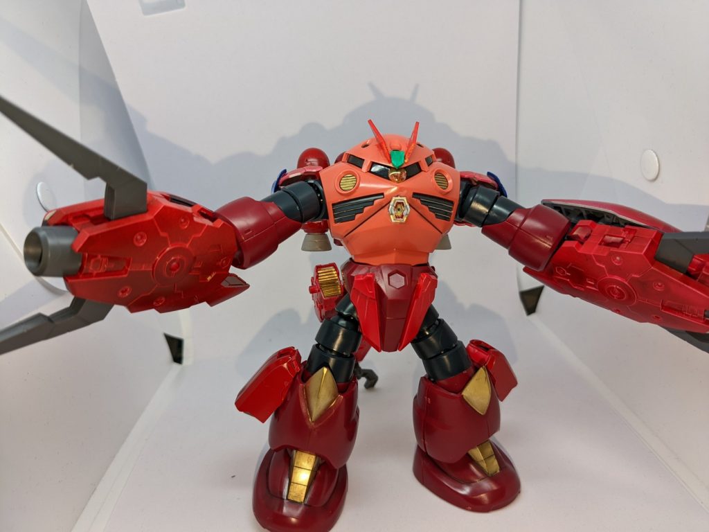 両腕のハサミには大型の大口径キャノンがついています。火力の増強、そして足には機動性向上のためにジャンクパーツでバーニアを作り装着しました。