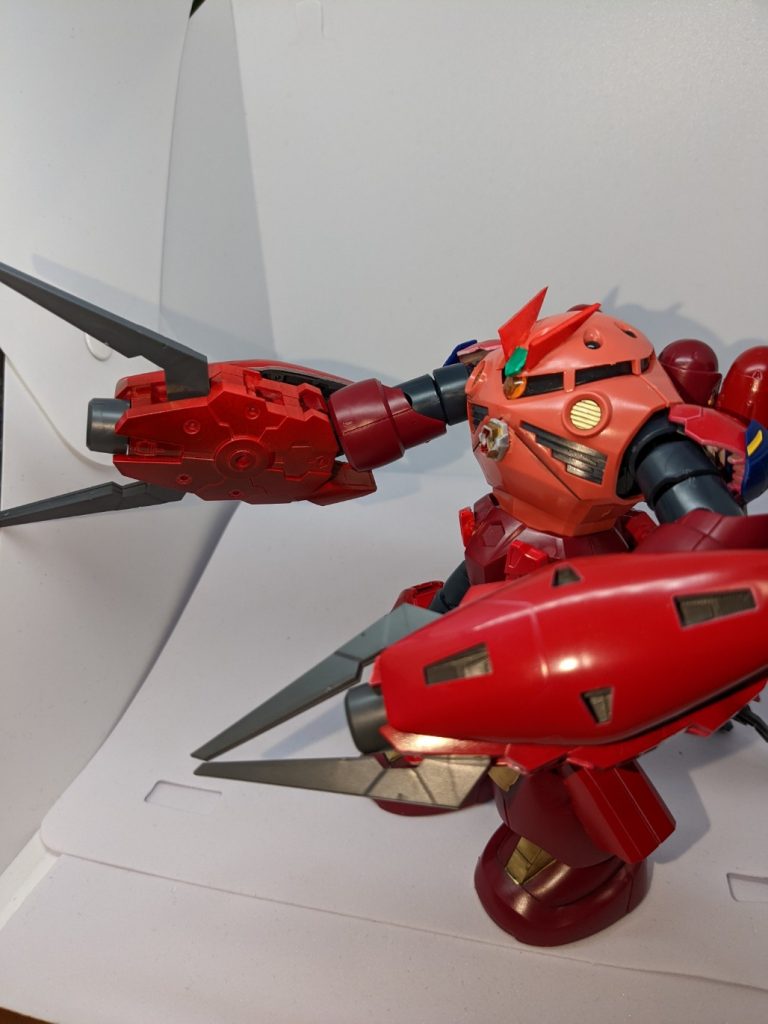 ハサミを振るうとこんな感じです。ジムも挟んで潰しそうですよね。