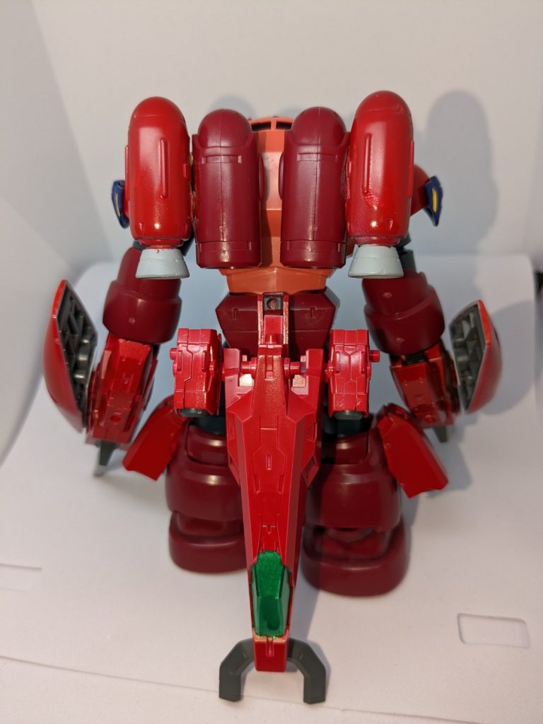 背面はこんな感じです。元のバックパックにハイゴックの使い捨てブースターをつけました。そして30MMの機首部分はジョイントを手製で作り腰に取り付けました。こうして立派な尾が付きました。