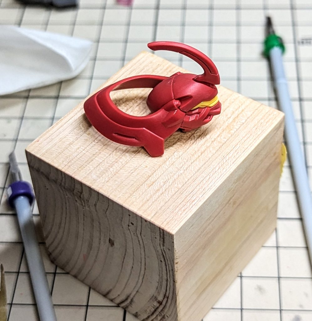 側頭部のモールドがあっさり目だったので深目に彫り込んでいます