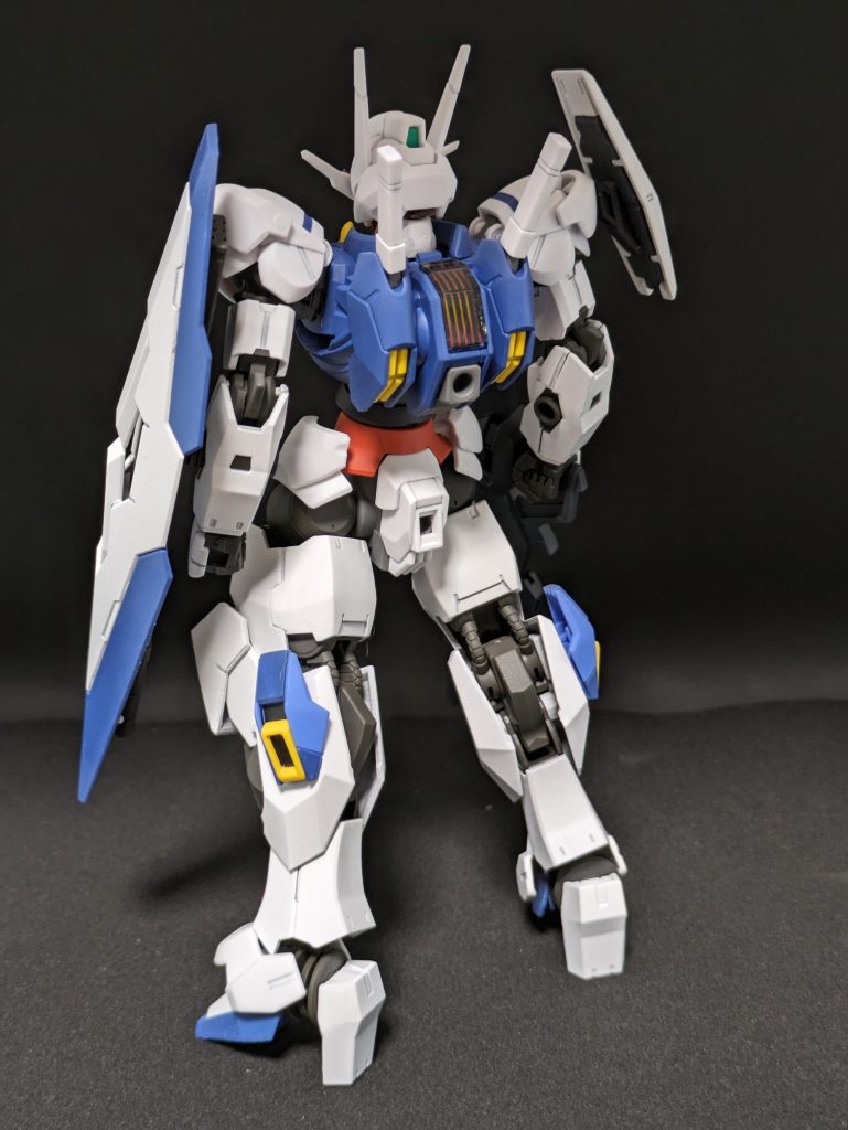 踵はガンヴォルヴァのままです。またビットオンフォームは廃止したとはいえいい所にいいスリットがあったので、脚部推進力としてビットをつけました。が、(向きが)逆だったかもしれねェ盾はそのままの採用なので、ビームサーベルもついたままだしマガジンもそのまま。ビームサーベルはあくまで予備であり、マガジンはただのエネルギーパックだと思えば投擲後に撃ち抜いて爆発させればいいかな・・・みたいなかんじで。