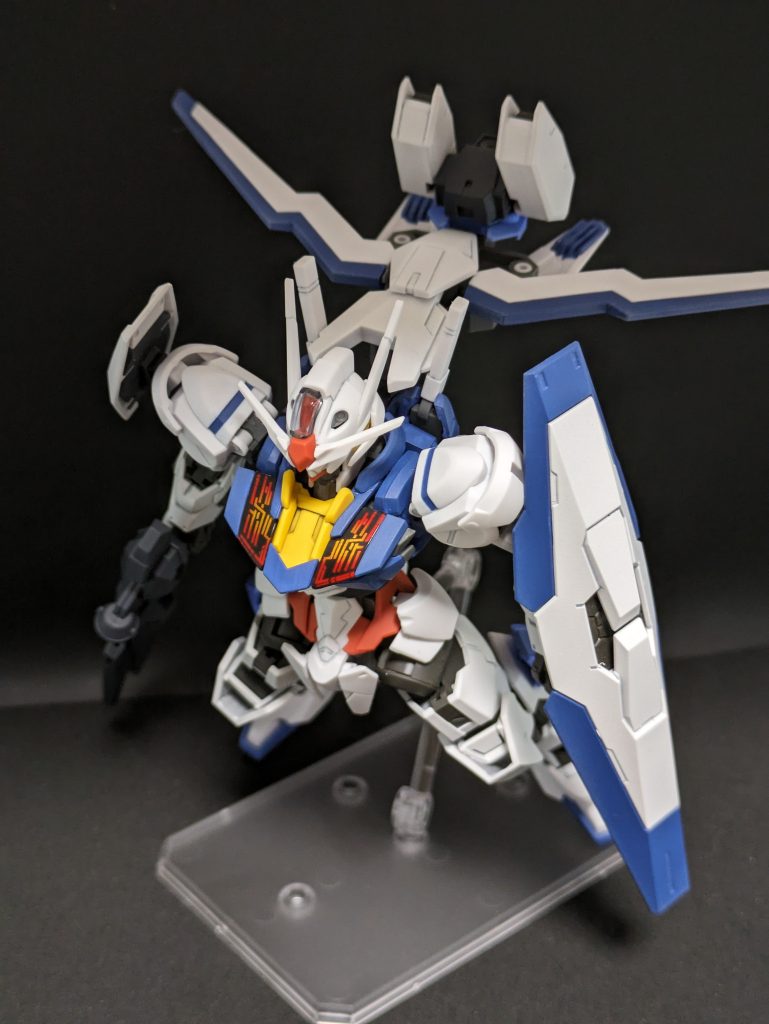 エスカッシャンフライトモード装備。のついでにガンヴォルヴァのバックパックも推進力として追加。ファラクト戦でフライトユニットを装備しなければならなかったことを踏まえ、ビットを集めてこの状態にすることで、ビットオンフォームよりも高い機動力を発揮できるようにした装備ってことにしといてください。ですんで、この状態での攻撃力は皆無としています。