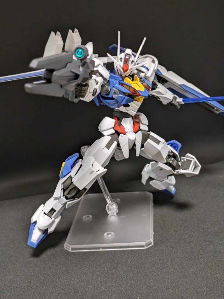 さてはオメー、アンクルガード?を膝につけるの好きだな?(サージガンダムってのを作ったときにもやった)なんかボリュームほしかったので。ガンヴォルヴァの脚はそのままだと、フレームとしては真っ直ぐなんだけど装甲のアウトライン的に少し膝曲げてるようにも見えたので、フレームのほうをちょいちょいっと削ってあります。膝アーマーを独立可動にしてなお、そうすることで立ち姿がよくなったと思います。とはいえわざわざ写真で説明するほどでもないので撮ってはいないんですけども。腹延長は丁度いい円盤があったので穴開けて色塗って差し込みました。MSレドームとかいう名前だった気がします。たぶんちょうどよかったんですねMSレドーム。サイドアーマーにはエアリアルくんの膝んトコのをぺたり。ボリュームがほしかったので。またボリュームか。ビームライフルのセンサーは元々はレンズ式じゃないけど、やっぱりああいうのがあるといかにも!って感じになりますね。つまり、ほぼ雰囲気ってことですね。