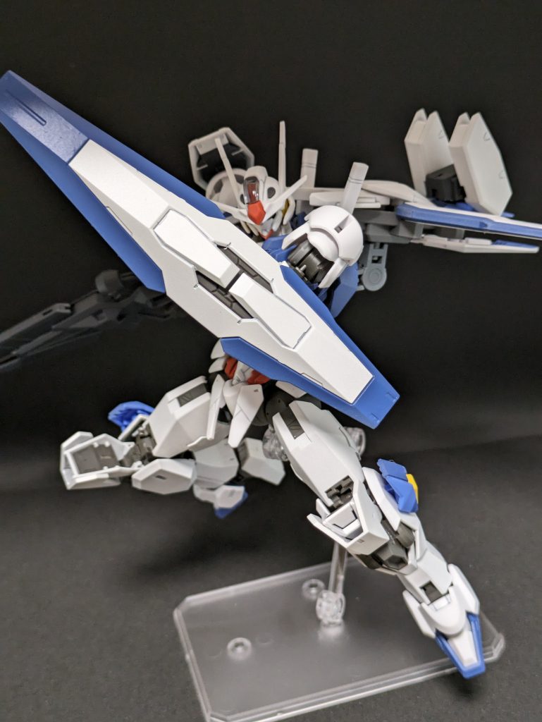 シールドを構えたポーズ!エスカッシャンやベギルペンデの盾みたいにデカすぎないのが良い。ハインドリーシュトルムの盾とかも実に良い。ソーンの盾も良い。どれもよい。フライトモードの接続はボールデンボールアームズに入っていたパーツです。差し込み側を短くして、深く入るようにしたくらいですね。改修型やミカエリスのパーツをちょこっと混ぜはしたものの、基本的にはニコイチ。うまくまとまったかな?と思っております自画自賛。
