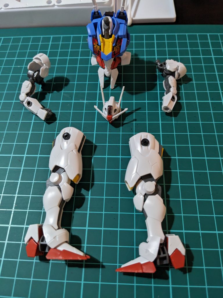 無塗装の素組の状態から各部位ごとに塗装を施しました。