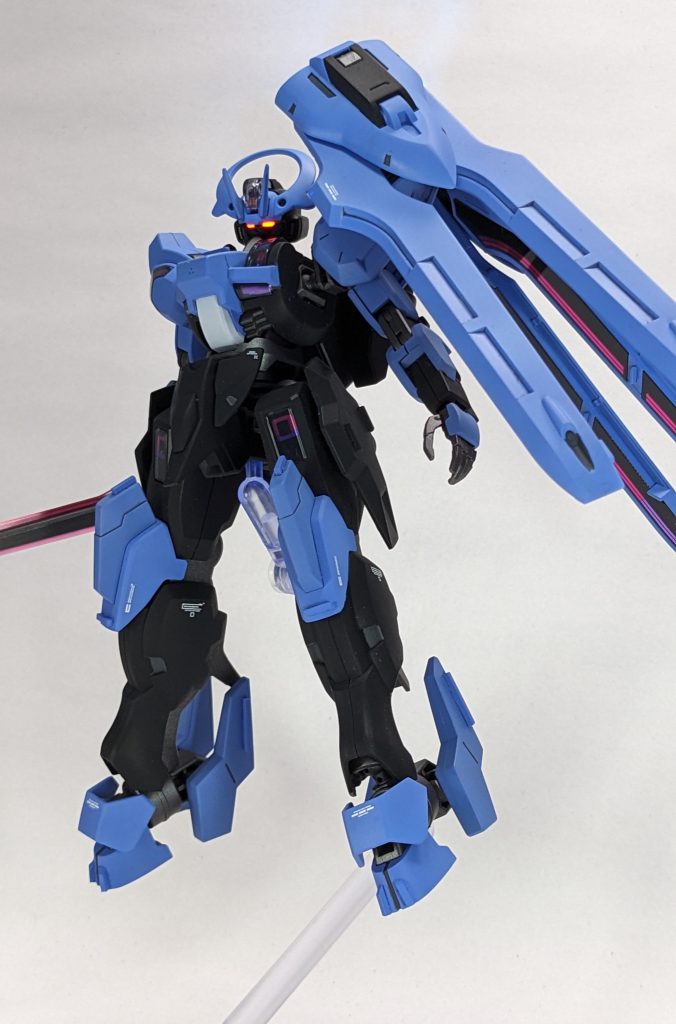 今回初めて蛍光塗料をブラックライトで光らせてみました。これめちゃくちゃ格好良くなりますね！目以外も色々試してみたくなりました。