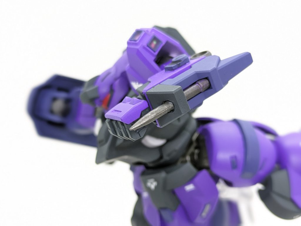 νガンダムの左腕にマウントされているビームサーベルをプラ棒で延長し、パイルバンカー風の武装に変更。