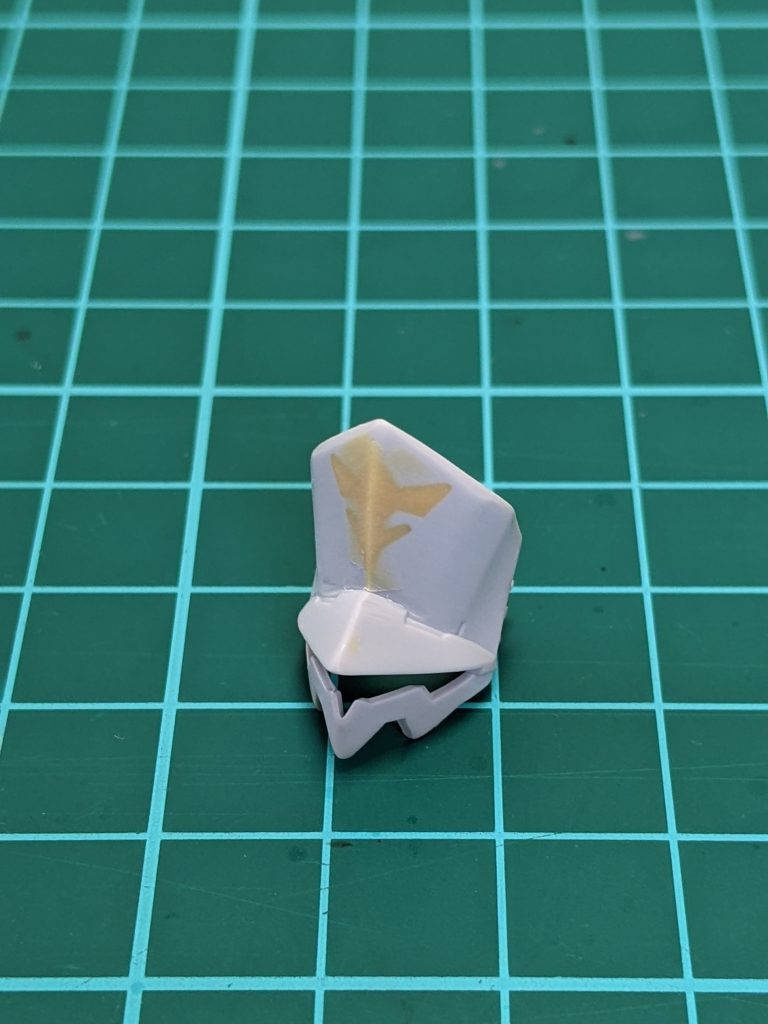 実は、洗浄したパーツの乾燥中に足を引っ掛け盛大にぶち撒ける大失態!頭部のエングレービングパーツを失くしてしまいました。仕方ないのでポリパテで埋めた後に整形し、市販のガンダムデカールを貼付け。ですが、ワタシ的に「結果オーライ!」でした♪