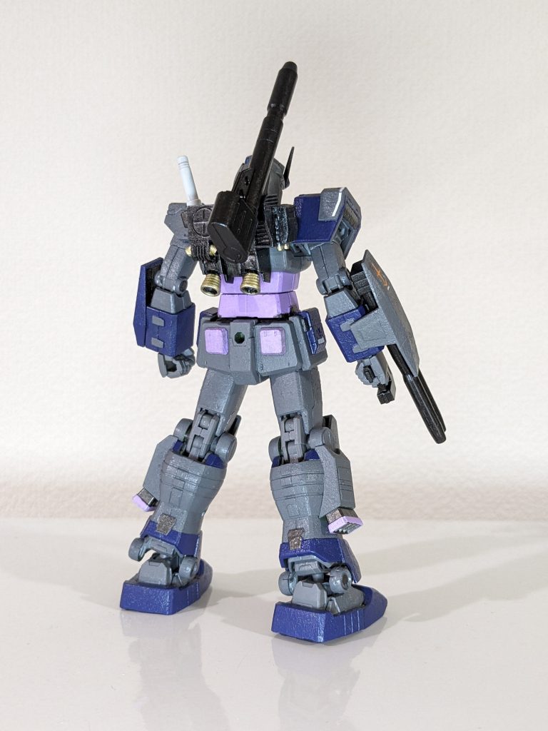 色違いのフルアーマーとして作ろうとしていた所、素のオリジンガンダムに惚れてしまった結果このような形になりました。表面に何か手を加えたかったので対吸着地雷用のコーティングっぽくしてあります。(チェーンマインを掻い潜ってほしい)