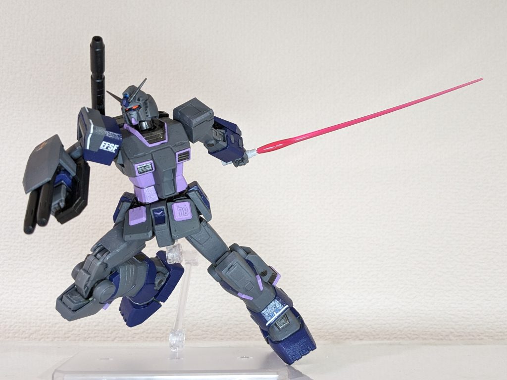 武器は元キットのものに加えてビームサーベルを引き抜けるようにしました。機動力を売りにしている機体は皆近接武器を振るうべき。あとバックパックが左右非対称な機体が好きです。