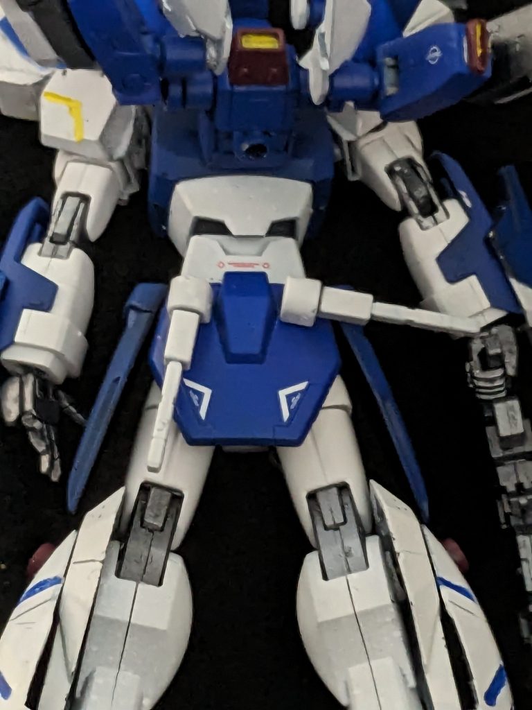 ビームサーベルリアアーマーにサーベルストックを作り、スムーズに使えるように可動式に