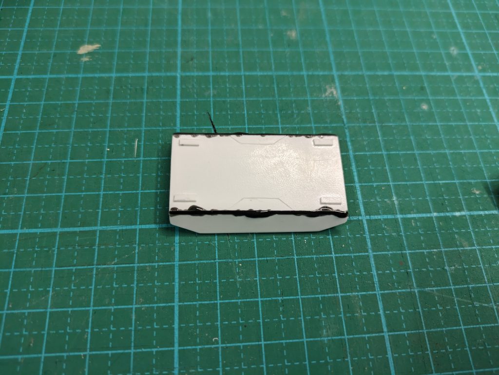 折り目の切れ込みを瞬着パテで埋めています。
