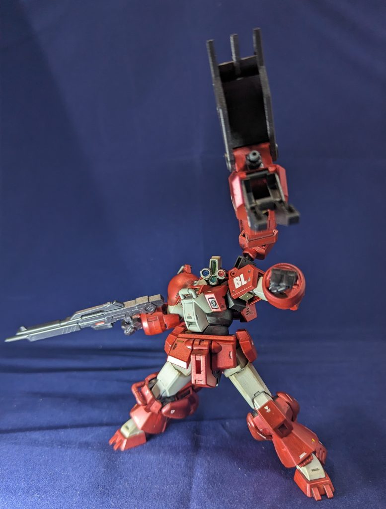 本機の特徴その1、左肩の大型クローは不人気なのになんかバリエーション出ちゃった境界戦機のビャクチのクローアームを流用、当初はそのまま使うつもりでしたがいまいちキマらなかったのでロール軸を追加して回転出来るようにしております。なお肩の文字は「Buried(埋葬)」＋「Lightning(電光)」の頭文字からとったもので「光速で埋葬する」＝「瞬殺」を意味する造語です、変な意味はありません、ホントウダヨ…(白目)