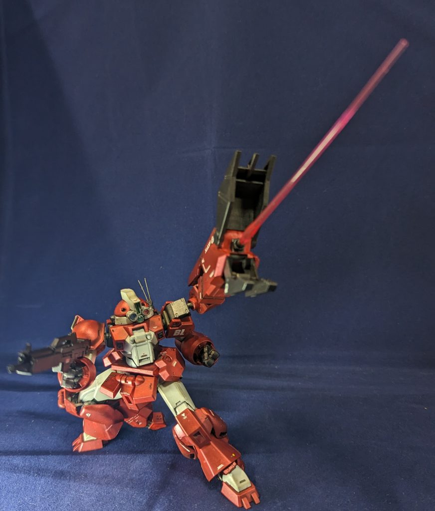 大型クローにはなんとなくビーム刃を取り付け可能です、モチーフ的にパイルバンカーのイメージでつけてみたもののデカイビームキャノン的にも見えるので中々様になってるかと。