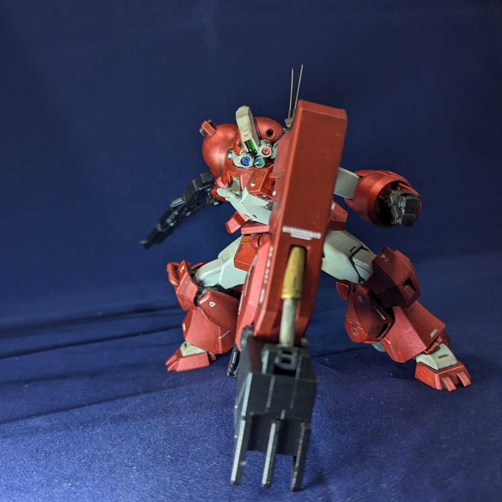 大型クローの接続はチュチュトレーナーのシールド用のパーツにて行っています、基部がボールジョイントかつクローアームに追加したロール軸のおかげで結構自由に動きます。