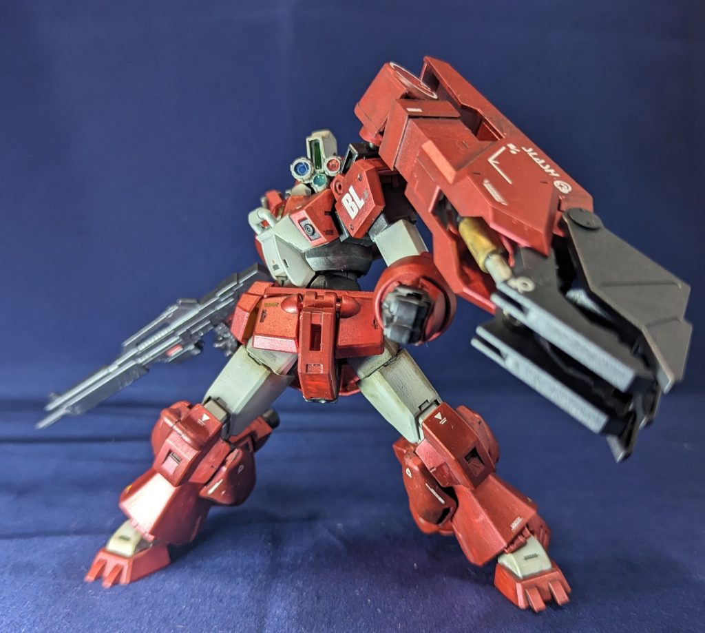 可動はデミトレーナー準拠ですがどうしても肩に重心が偏ってるせいで肩関節が安定せず、あとローラーパックのせいで脚の可動も干渉したりとポージングは中々に難義してます。