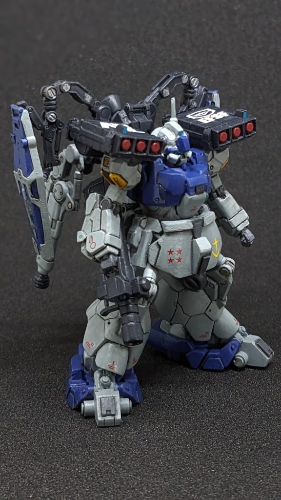 頭部はとてもドムに見えませんが、ちゃんとドムの頭からプラ材やアフターパーツを使って作っています。一応バイザー部分にドムの名残があります😂こうして見るとカラーリングのせいかサンダーボルトに出てきたブルGにも少し似てるかも?プロトメガランチャーはネオジム磁石でくっついてるので取り外せます。