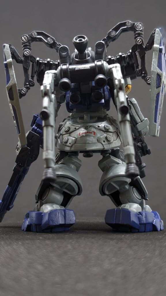 分かりにくいですが腰部にビームサーベルを装備しています。ドムのヒートサーベルの柄を改造して取り付けました。