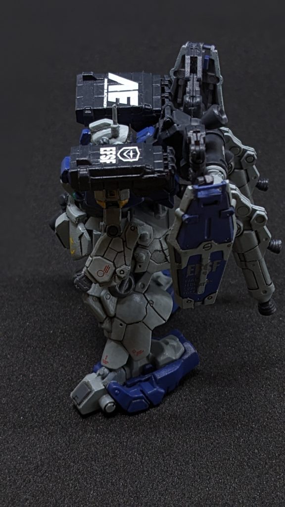 ガイツィク「このモノアイは気に食わんな…。バイザータイプに代えるぞ。私はモノアイが嫌いなんだ。」ガイツィク「この間アナハイムから頂いたポンコツがあっただろ?試しに付けてみるか。」メカニック「あのビーム砲ですか!?あれはドムじゃ無理じゃないですかね…」ガイツィク「既存のジェネレータでは発射できないだけだろ?カートリッジ方式にすれば撃てるさ。」メカニック「相変わらずムチャ言いますね~」