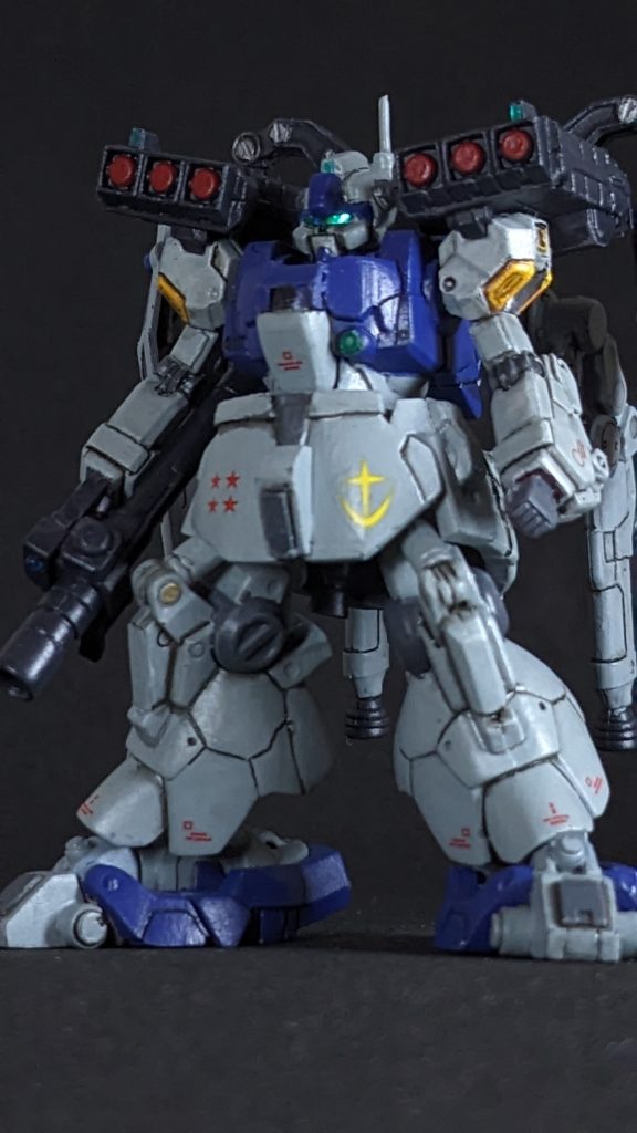 鹵獲機体ということでデカールは連邦軍関連マークをいつもより多めに貼っています。味方から撃たれないようにするためという意味も込めて(笑)