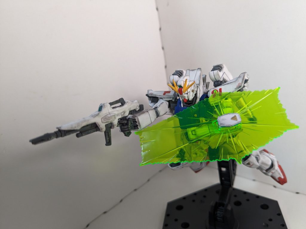 ビームライフルとシールド構え