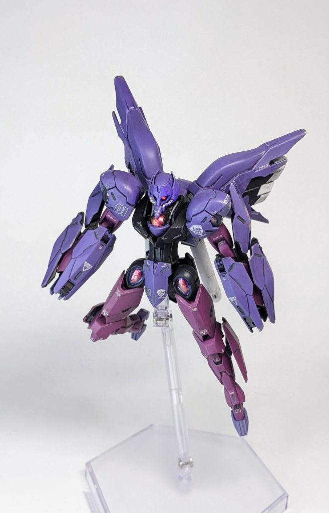 頭部はモビリティジョイントのローゼンズールでバックパックはシナンジュを使用してます。肩・胸部・足の付け根部分にダイソーで購入したネイル用の偏光塗料使ってみました👍