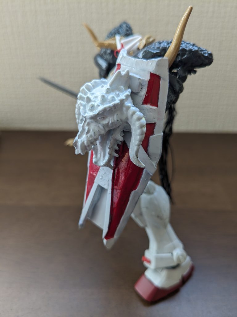 シールドはGフレームガンダムのものを少々加工し、そこにモンハンの顔そのままくっつけて色を塗って完成。簡単改造ですが、だいぶそれっぽくなったかな〜と思います。 モンハンガチャ1体、丸々全部使用して無駄がない(笑)