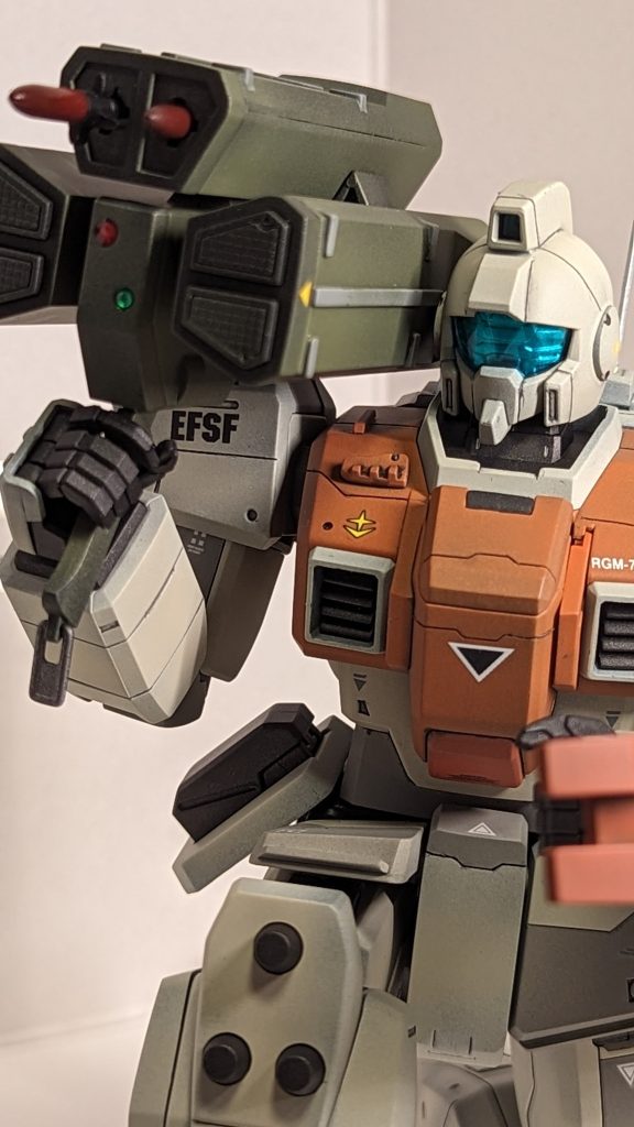 このキット武器類が豊富。ビームライフル、マシンガン。そして、ロケットランチャーにはミサイルがちゃんと一発づつ格納可能。