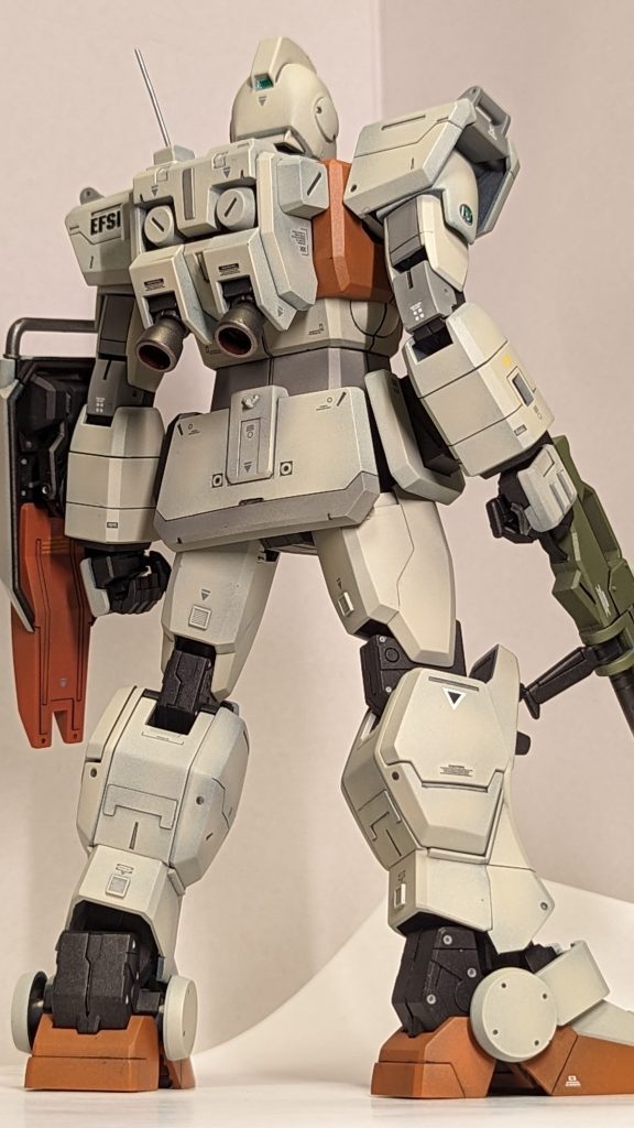 ツルッとしたトコに少しだけスジボリして、プラ棒やプラ版を追加。あと、標準でディティールアップパーツ的なもの付属していたので装着。アンテナが陸戦型っぽいかなと思ったので、バックパックに真鍮線をぶっ刺し。スジボリ箇所やパーツの切れ目に塗り分けもチョットだけやってみました。また、アンクルガード等に少しだけ削り込むデザインを採用。楽かつフレームチラ見せもできて尚良し。