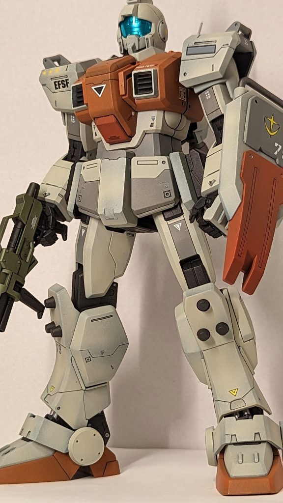 陸ジムといえば、08小隊がメジャーと思いますが、MS IGLOO Ⅱ重力戦線版も好みです(特にASIMO的な動きがw)当初は、ジムスナイパーの様に緑ベースにしようと、武器類を緑系で塗りましたが、やはりオリジナルのオレンジ良いな~と思い直し、途中で変更。・オレンジは「赤+黄色+黒鉄色ちょっと」でちょびっとメタリック調色。・白は、「白+グレー+黒ちょっと」でやや暗めに。・グレーは、ダークシーグレー。