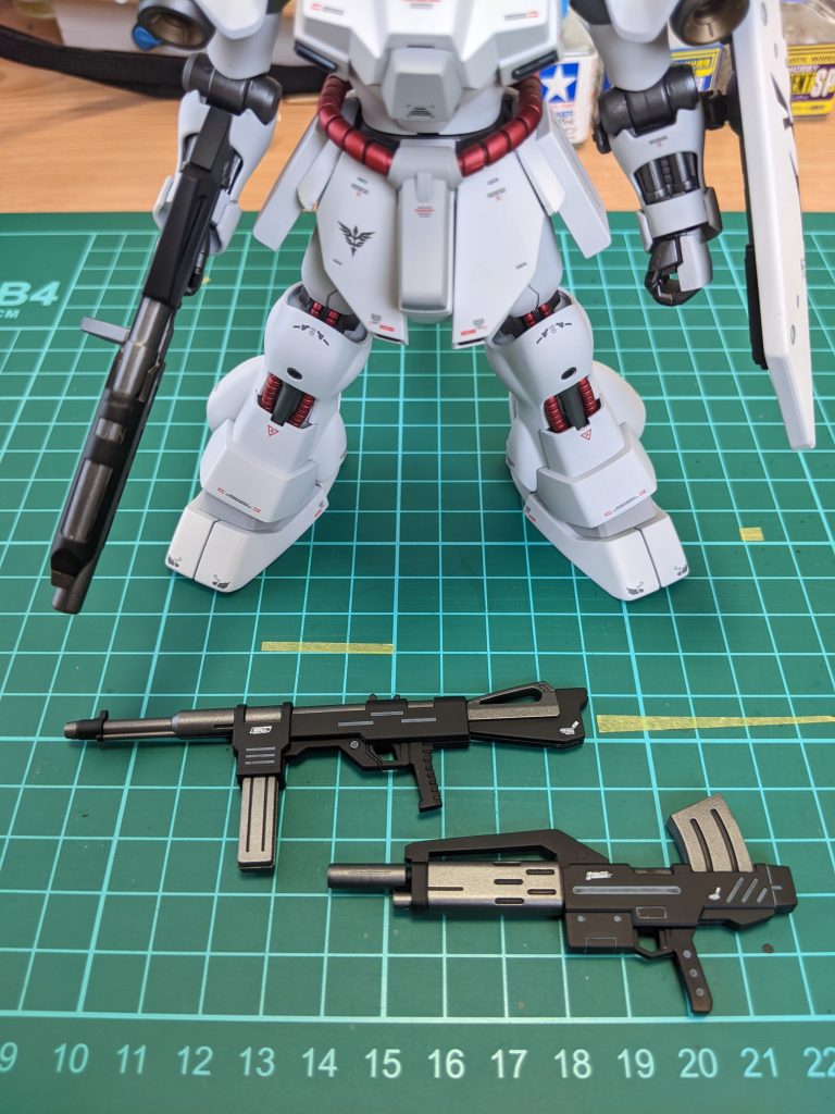 一応塗分けをしたものの、デフォルトで装備しているライフルは好みではないので、余剰パーツのモノを装備させております。箱は分厚いですが余剰パーツが多く、サクサク組める良キットでした。最後までご覧頂きありがとうございました。