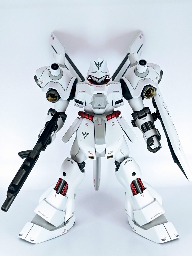 白地に金色、高貴なイメージがありますが、何となくボヤケた配色に感じたため、エンブレムを黒で統一し、差し色で動力パイプをメタリックレッドで塗装してみました。