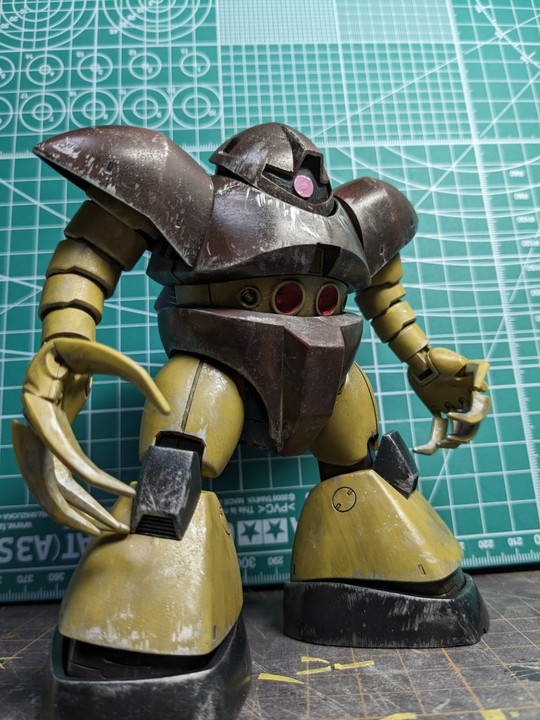 モノアイは弱粘両面テープで貼ってます。目線を変更出来ます。