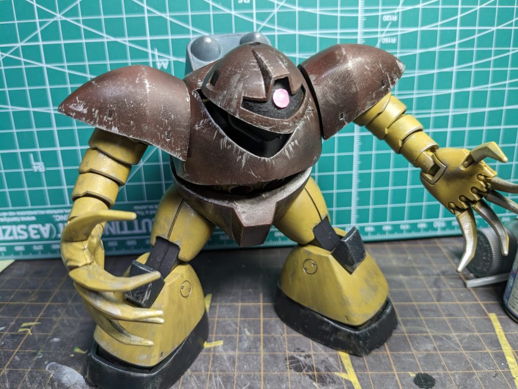 ほぼ塗装が終わった後で首の中の成形色部分が目立つことに気付いたので慌てて装甲裏も塗りました。