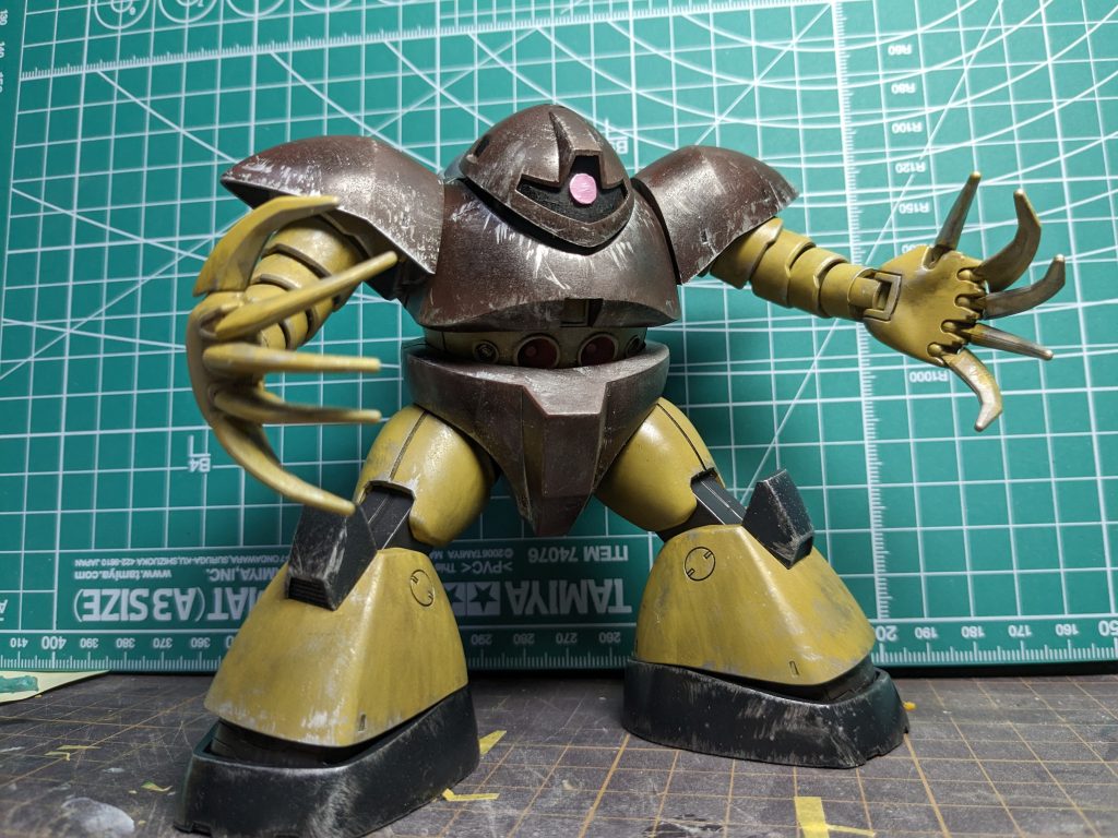 普通に塗装したらまた成形色まんまな感じになったので今まであんまやった事の無いドライブラシとウォッシングを試してみました。