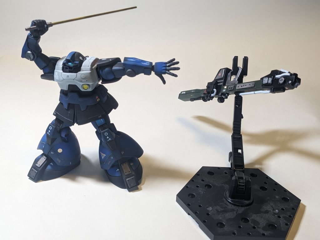 これは息子がやってくれたポージング。バズーカ投げ捨ててビームサーベル抜刀しているところですね。