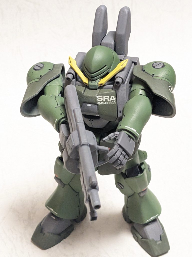 ずんぐりした感じを出すために腕を短めにしているのですが、こんな感じで武器を構える事が出来ます。