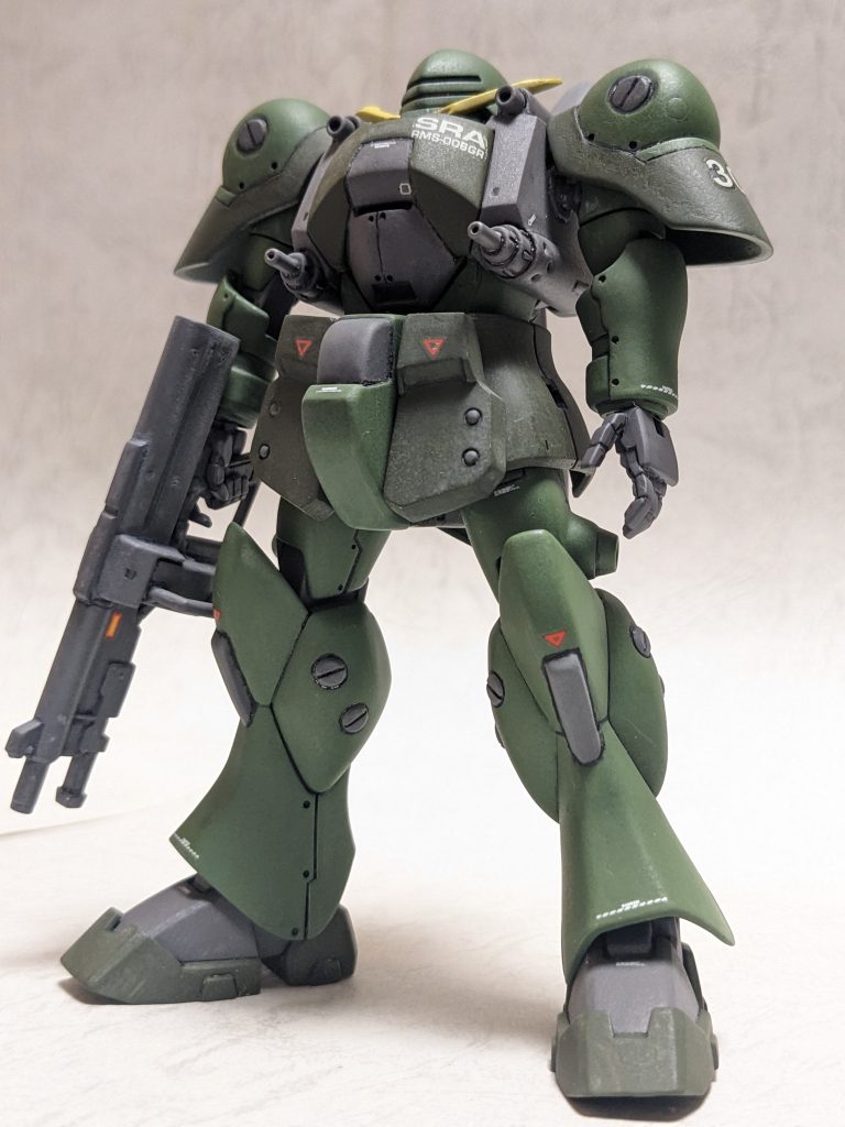 いつものあおりで一枚。ベースにしようとしたLMジェニスカスタムからは、アンテナ、肩、武器、バックパックのスラスターを流用しました。下から撮った時の胸のボリューム感がとてもお気に入りです。 