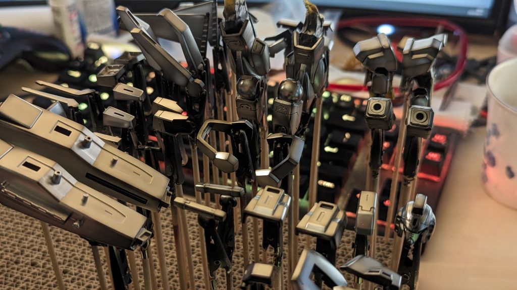 しかして【白キャンディ】と言いつつ、下地の銀色はエッジの暗めの色を残して…とやってるのですが。コレが結構(自分には)難しくて、銀色をエッジに載せないように&銀の塗膜をある程度均一に&表面を荒らさないように吹き付けるのが大変でした…まぁ今回はかなり(自分基準では)上手くデキたので、次回以降は・・・いやヤラん可能性が高いけどw