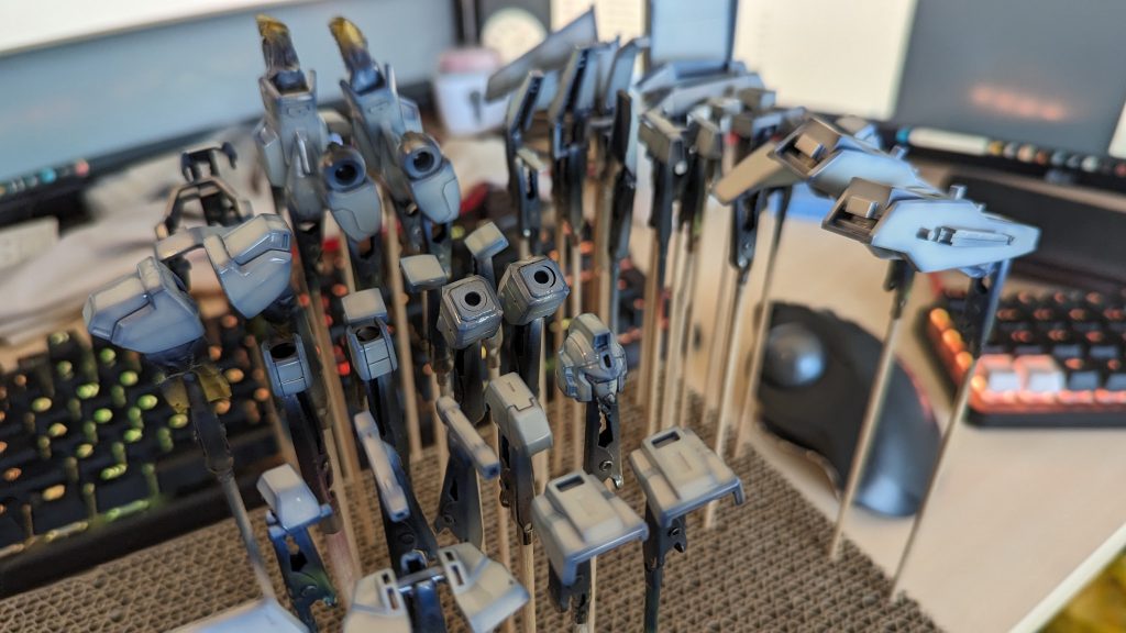 して下地+反射層がデキたらクリア白を載せていくのですが、エッヂの色を残しながら白い感じも出したい…という相反するトコロの詰めが難しかったです。