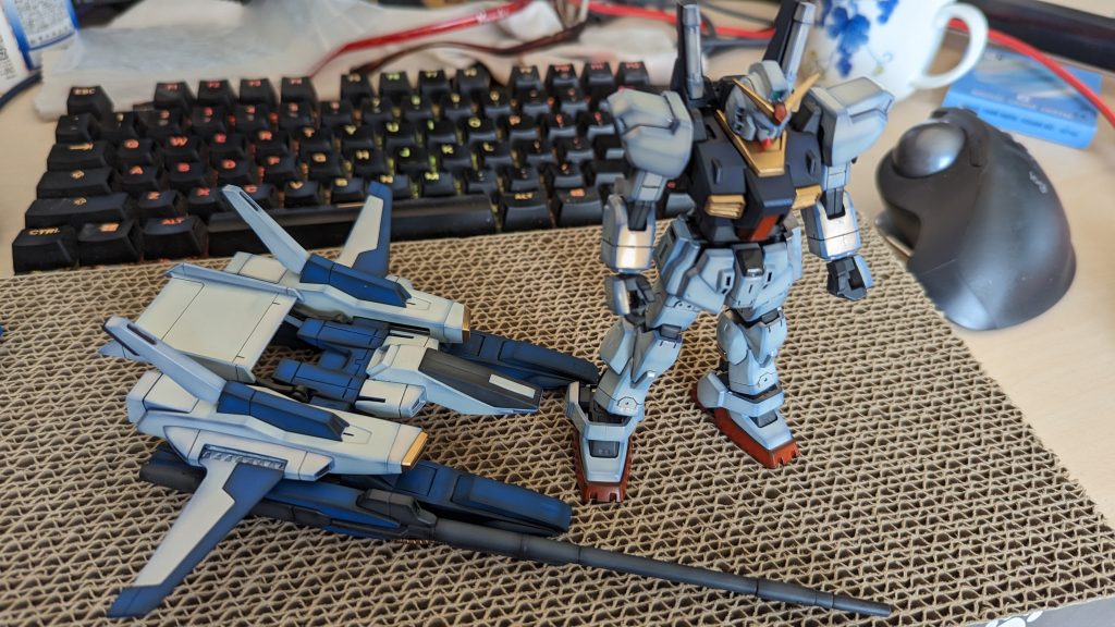 ちなみに G ディフェンサーとは背中のバックパックにポリキャップが仕込んであって、そこにぶっ挿す感じで接続します。「なーんでバックパックにポリキャップあるの?」と思ってましたが、コレのタメだったんですね…