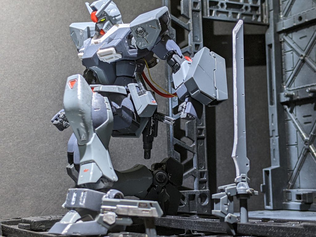 左腕にBコーティングの施された専用ホルスター兼シールドを装備。バックパック内部のバッテリーからのエネルギー供給により、専用Bピストル使用可能時間の延長を可能にしてます。近接には新たにコールドブレードを装備。