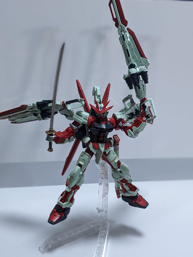 肩の付け根と股の付け根を2mm延長。肩と膝にスジ彫りとプラ板貼り付け。ブレードアンテナと胸とフロントアーマーにもプラ板追加。(((o(*ﾟ▽ﾟ*)o)))