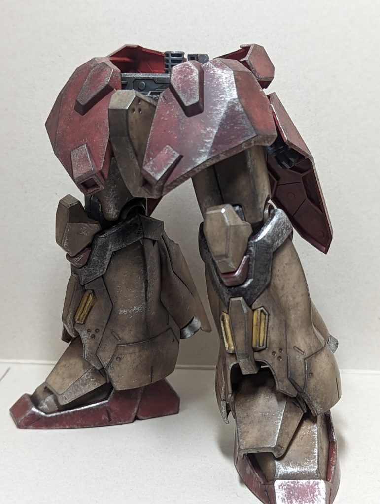 自分は下半身から組み立て、組んではすぐにウェザリングとかもやっちゃってます。