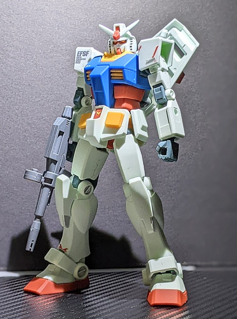 デカールとツヤ消し、ツインアイの部分塗装などの簡単フィニッシュです。