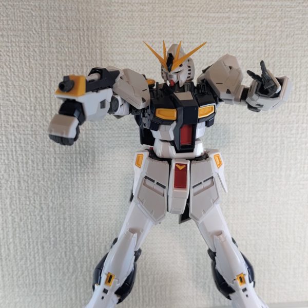 RG・νガンダムをちまちま改造中です。予備のビームサーベル周りの加工がひと段落しました。メイン写真：予備とは言え、シールド装備してると使えないの不便だなと思い、左右の前腕部を交換しました。そしてサーベル格納部の先端に銃口を取り付け、ビームサーベルを発振器とした腕部内臓ビームガンにしました。Hi-νっぽいですけど、さすがに手首と連動して銃身が伸びたりはできません。写真1：中身がビームサーベルならこういう使い方もイケる！と思い、サーベル刃を取り付け可能にしました。ビームライフルを持っているとき緊急避難的に使ったり、左手にシールドやバズーカを装備しているときの予備サーベルとしての使い方ですね。「それだと格納されてるサーベルの向き逆じゃない？」と思われるかもしれませんが、写真2：デルタガンダムでもやった両刃モードがあるから大丈夫です。(時代的にはΞガンダムに近い？) 今度はトランプとか持たせたりしませんよｗ（1枚目）